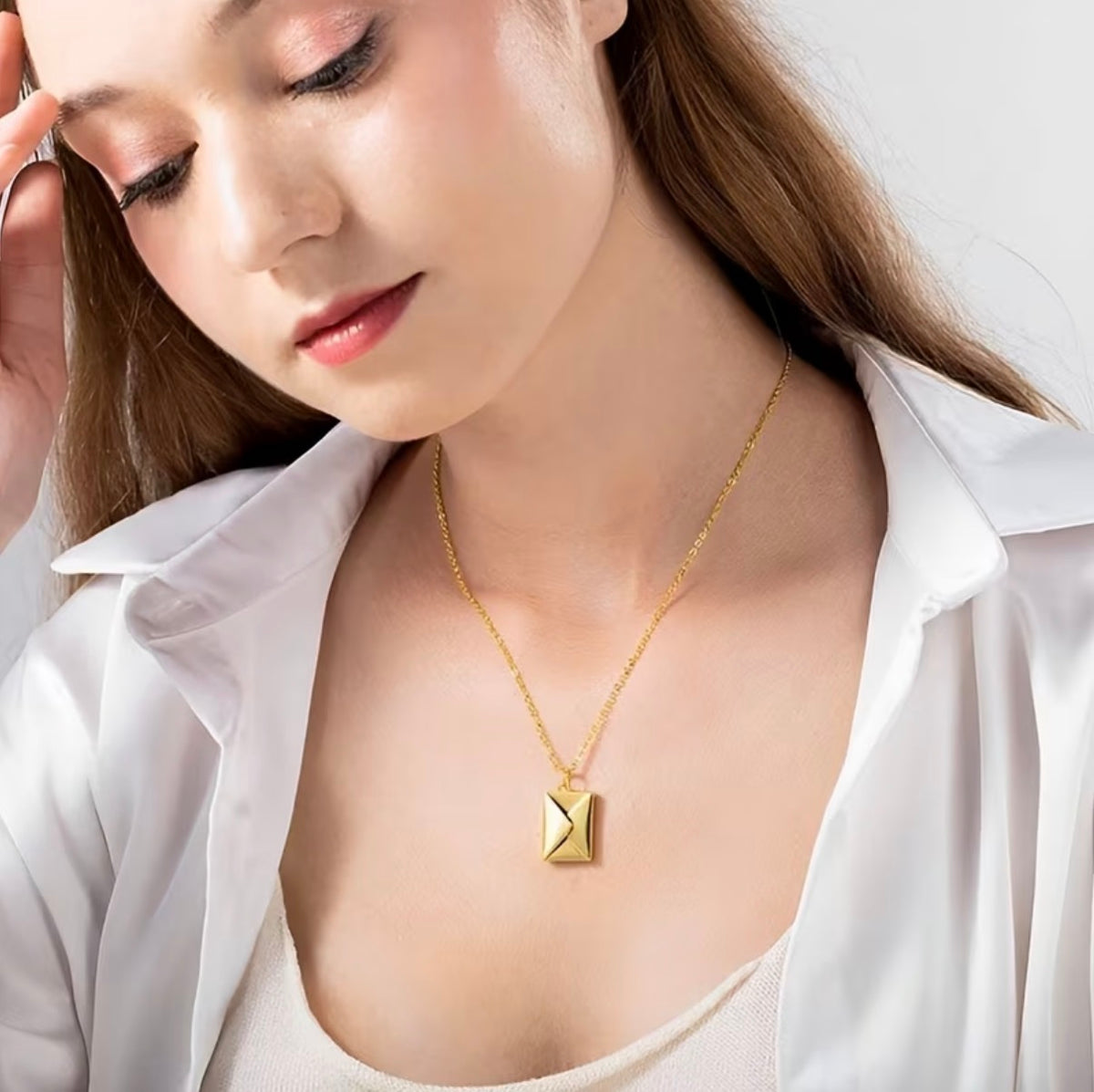 Memora Envelope Necklace